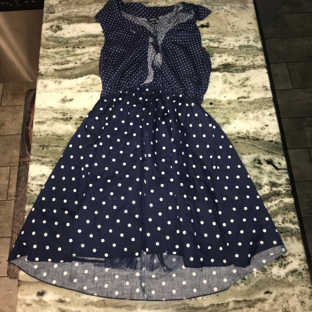 I’m selling this nice formal dress.